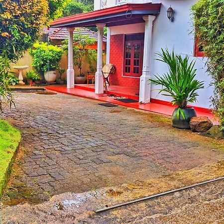 Stylish Escape House-Walk To Beach Vacation Rental Хиккадува Экстерьер фото